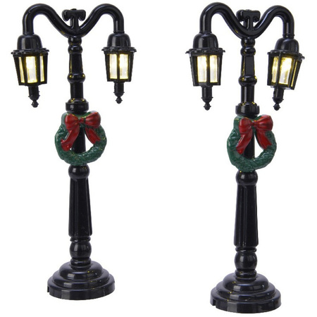 2x Christmas village parts lamppost/wreath 12,5 cm with light