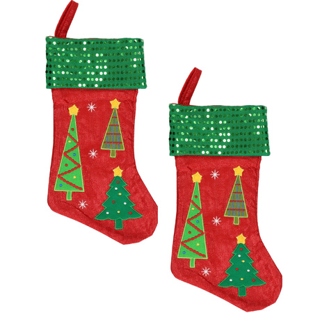 2x stuks rood/groene kerstsokken met kerstbomen print 45 cm
