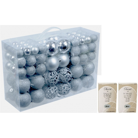 Pakket met 100x zilveren kunststof kerstballen inclusief kerstbalhaakjes